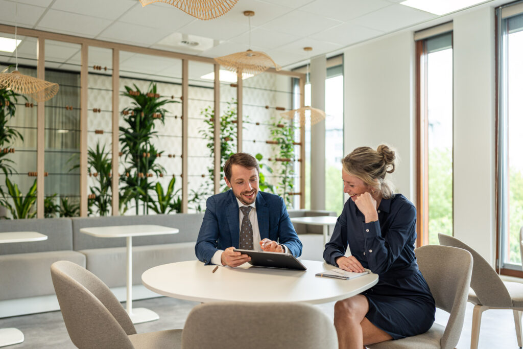 Adviseur in gesprek met een opdrachtgever