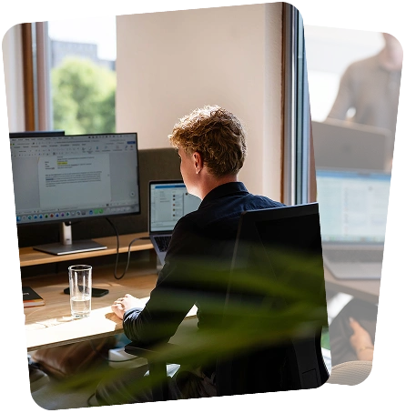 Adviseur werkt aan data-analyse achter de computer