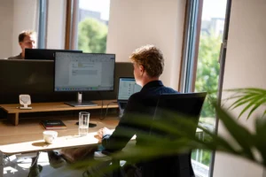 Adviseur werkt achter de computer op kantoor