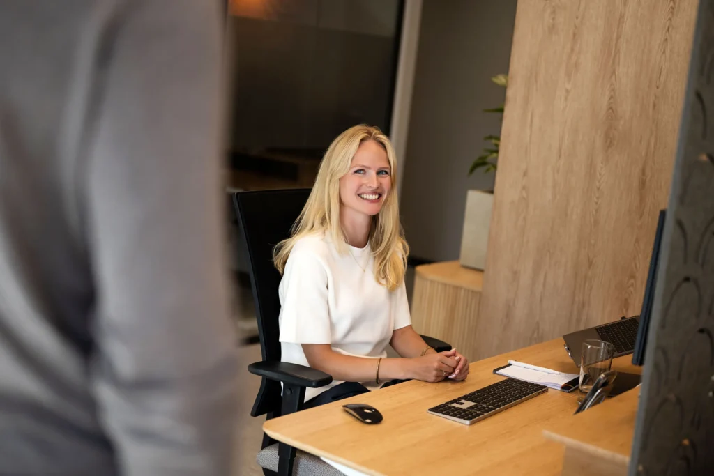 Collega aan haar bureau op kantoor