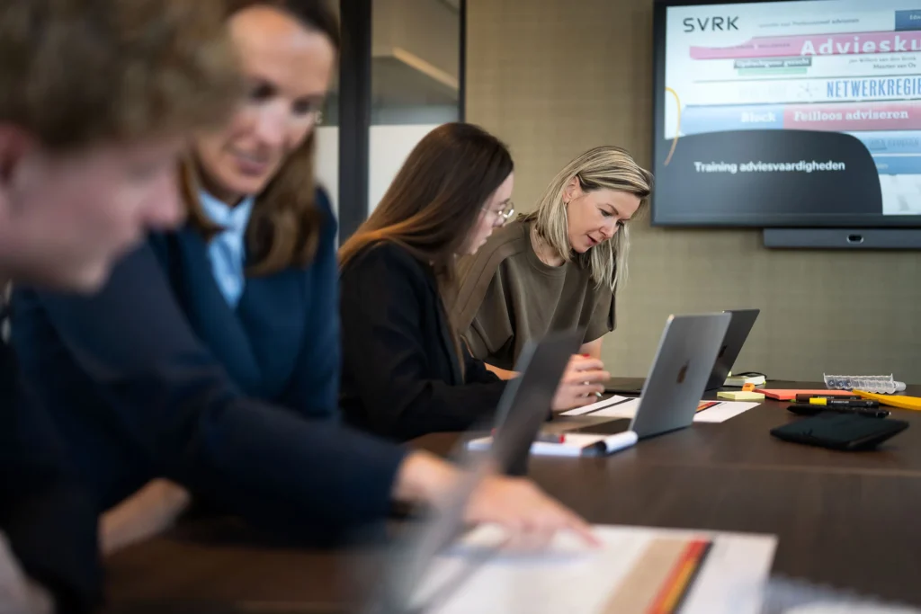 Collega's tijdens een overleg met presentatie