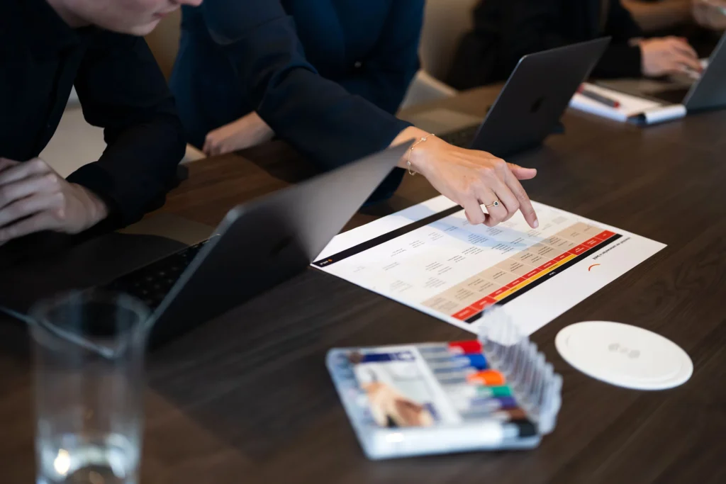 Collega's bespreken een rapport aan tafel